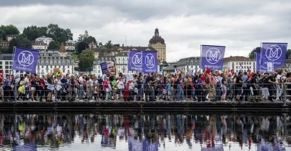 Няколко хиляди души се събраха на протест в швейцарския град